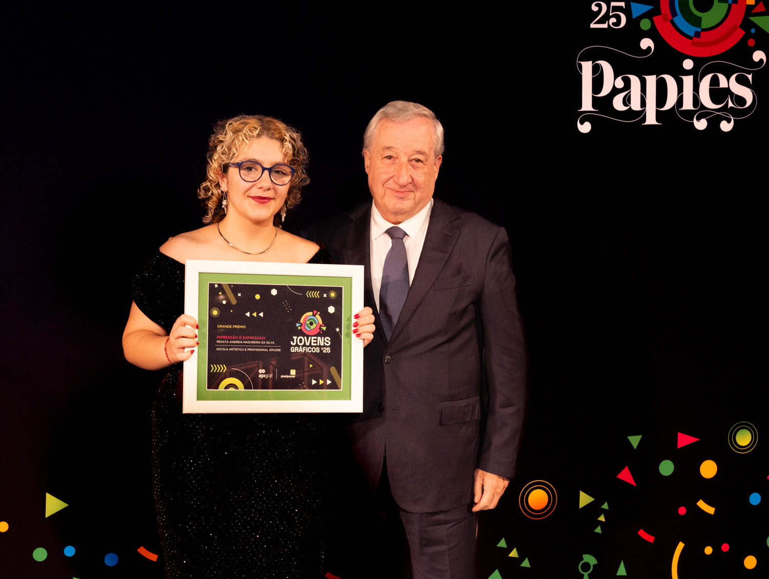 Renata Madureira da Silva, a estudante vencedora, e Lopes de Castro, presidente da APIGRAF